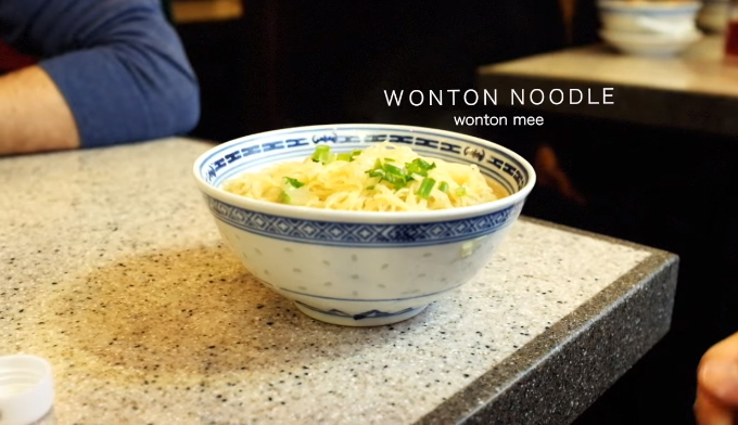 Mak' Noodle  Mak's Noodle cũng có một vài chi nhánh ở Hong Kong, trong số đó có đỉnh núi Thái Bình và khu Central. Đây là một trong số các nhà hàng bình dân được chứng nhận sao Michelin mà bạn có thể thử mà không lo "cháy túi". Thực đơn quán nổi tiếng nhất với món mỳ hoành thánh và uống kèm sữa đậu nành.