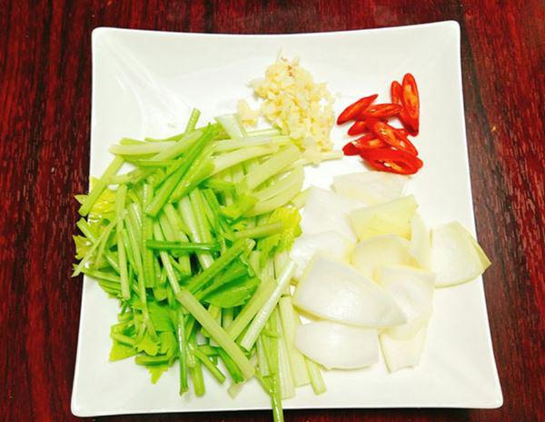 goi-y-cach-che-bien-mon-thit-bo-xao-hanh-tay-ivivu-2