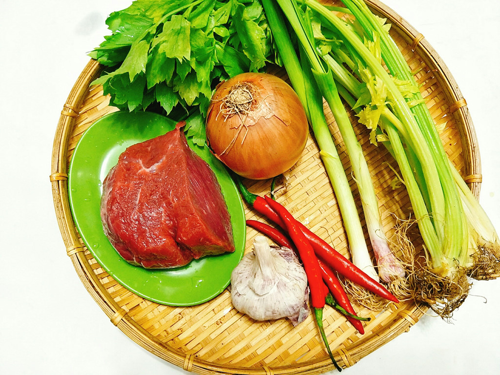 goi-y-cach-che-bien-mon-thit-bo-xao-hanh-tay-ivivu-5