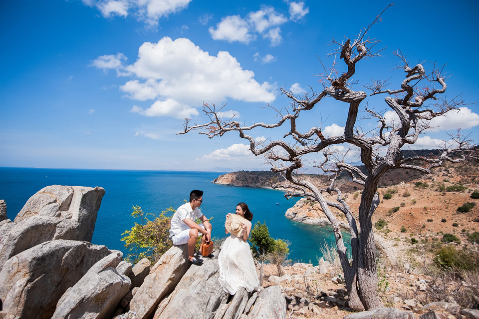  Ninh Thuận: Cách TP.HCM khoảng 340 km, Ninh Thuận là điểm đến nổi bật trên bản đồ du lịch Nam Trung Bộ trong thời gian gần đây. Vùng đất hoang sơ, đầy nắng gió xinh đẹp này là gợi ý tuyệt vời cho album ảnh cưới lãng mạn của các cặp vợ chồng trẻ.