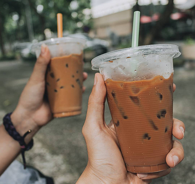 Nhâm nhi cà phê sữa đá khi khám phá Sài Gòn
