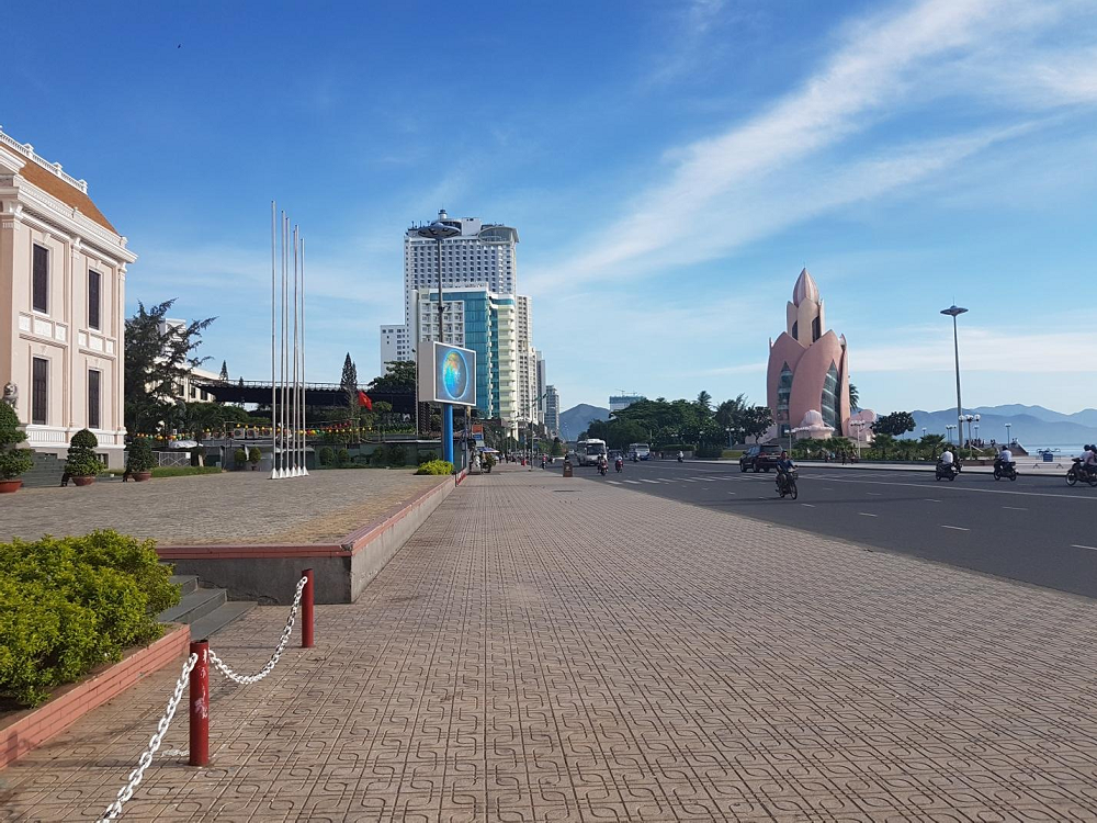 Tháp Trầm Hương biểu tượng của du lịch Nha Trang đón chào ngày mới
