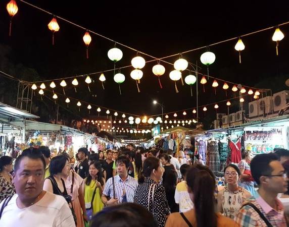 Trải nghiệm không khí mua sắm ẩm thực tấp nập tại Chợ đêm Nha Trang