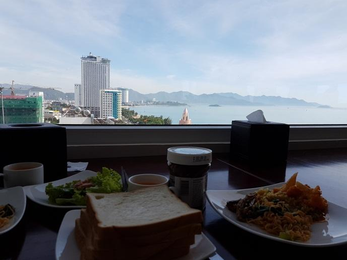 Dùng bữa sáng ngắm toàn cảnh thành phố biển từ trên cao