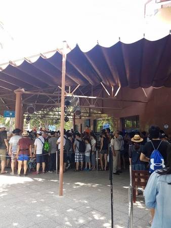Du khách tấp nập check-in cáp treo đi Vinpearl Land Nha Trang