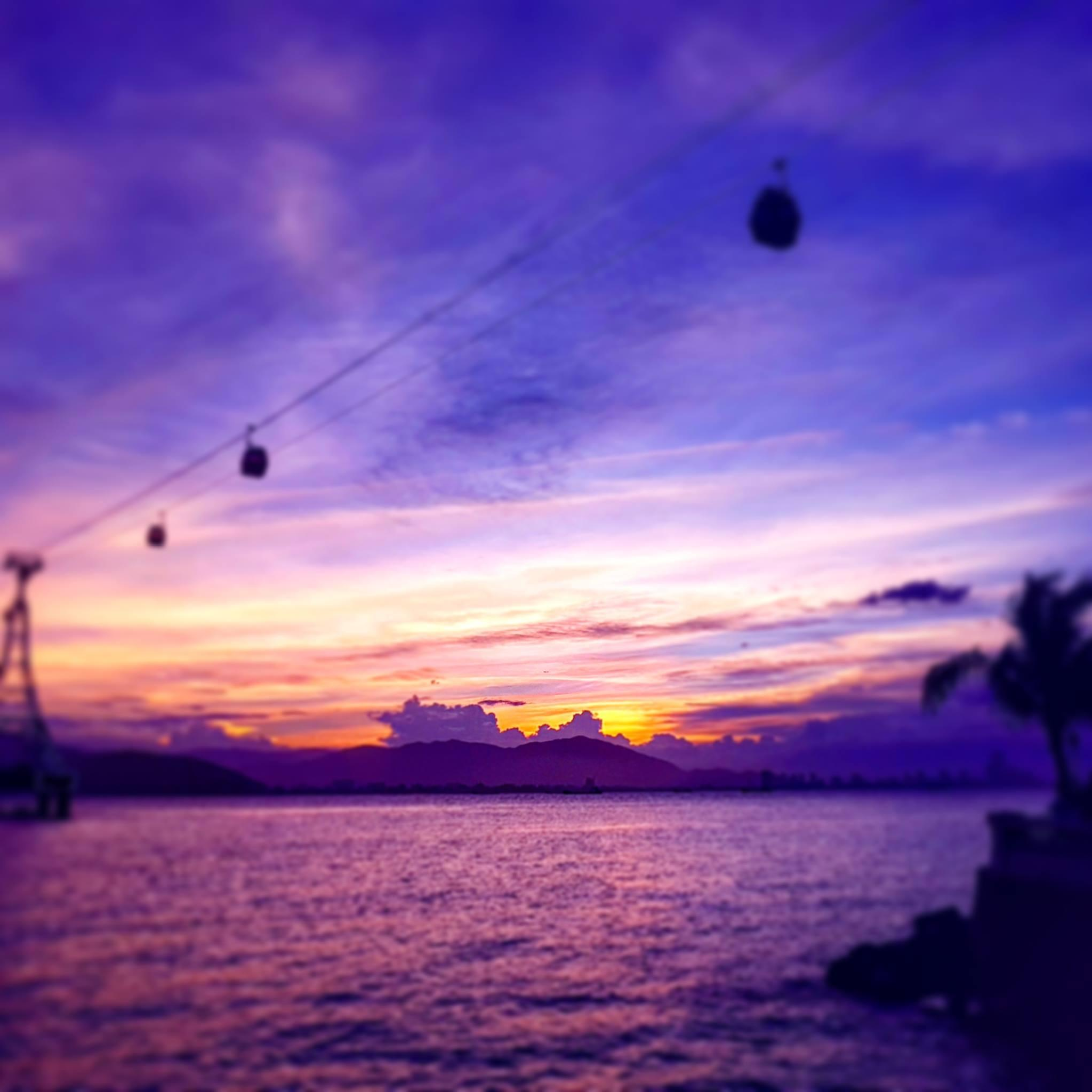 Cảnh hoàng hôn nhuộm đỏ góc trời tại Vinpearl Land Nha Trang