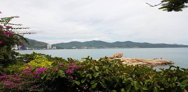 Toàn cảnh bãi đá Hòn Chồng Nha Trang nhìn từ quán cà phê trên đồi