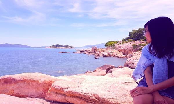 Du khách check-in bãi đá Hòn Chồng Nha Trang