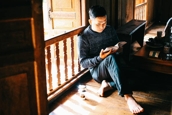Uống cafe và đọc sách ở Sàn Homestay.