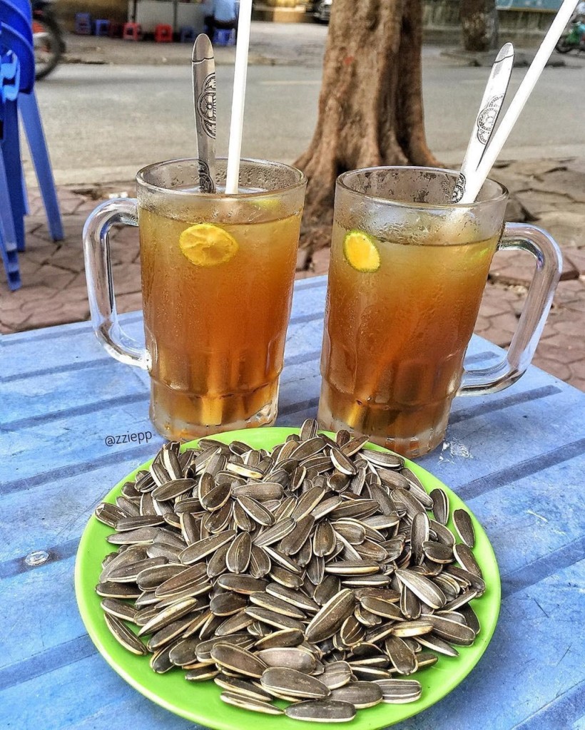 Bánh mì cay và trà cúc - combo ẩm thực Hải Phòng hoàn hảo