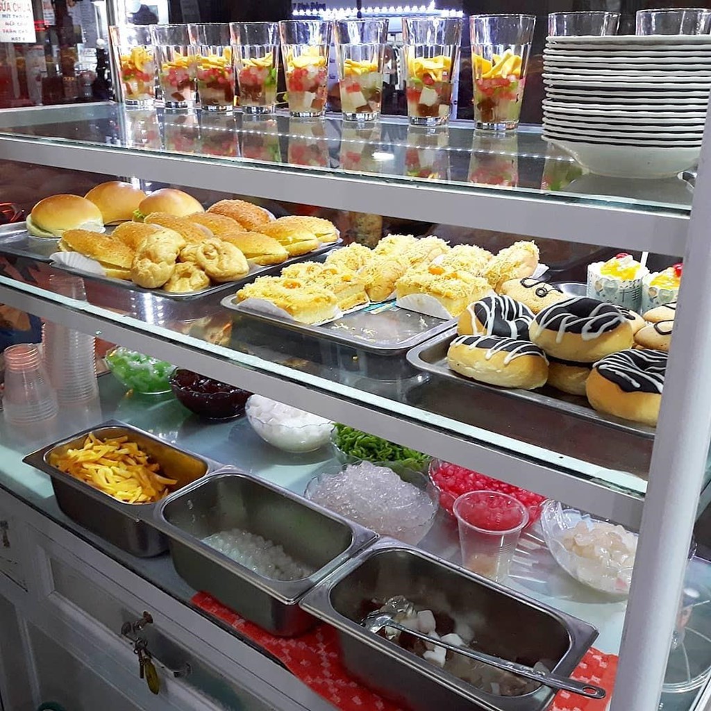 Trà cúc mát lạnh kết hợp bánh mì cay Hải Phòng