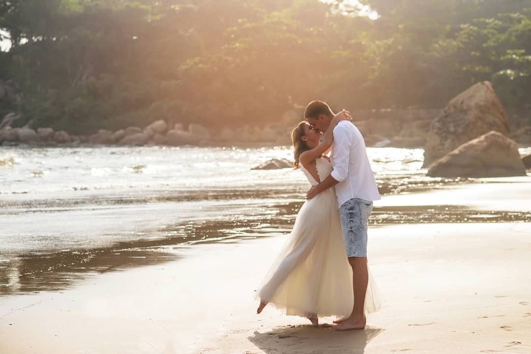 Bình minh rực rỡ trên biển Cam Ranh lãng mạn cho cặp đôi