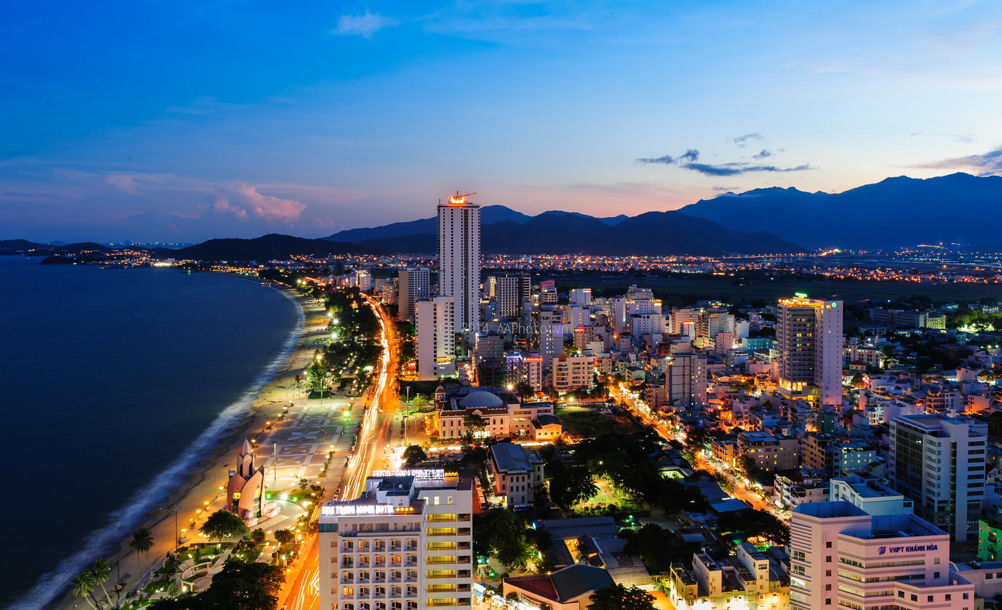 Khám phá chợ đêm Nha Trang nhộn nhịp và nhiều màu sắc