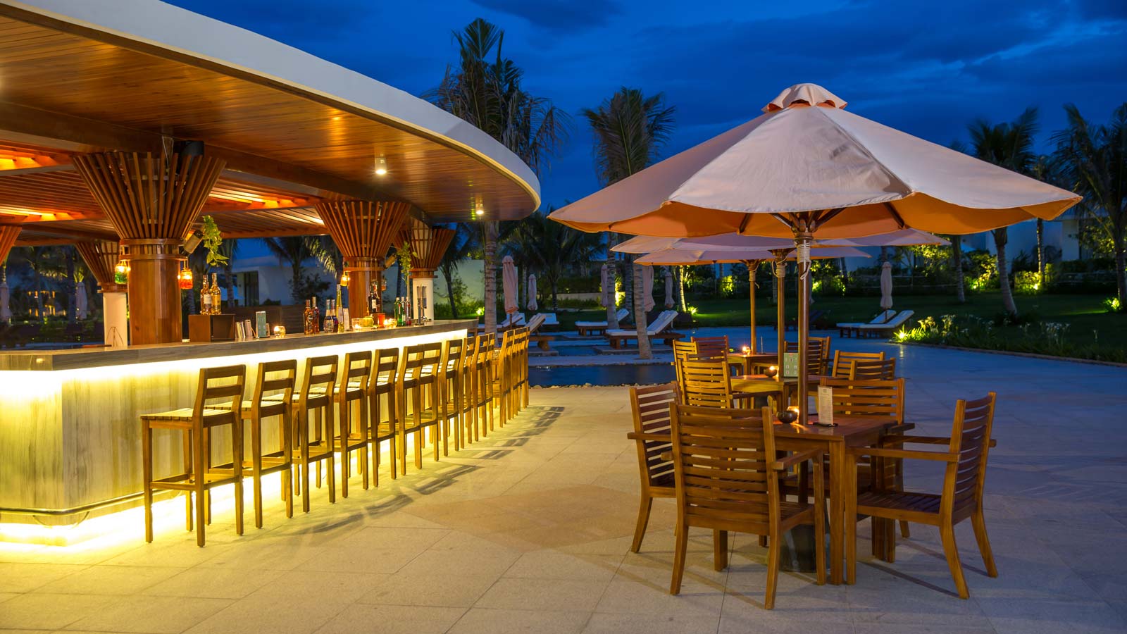 Quầy bar bên hồ bơi cực chill về đêm cho cặp đôi du lịch Cam Ranh