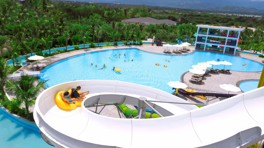 Khu vui chơi công viên nước Aqua Park hiện đại tại resort