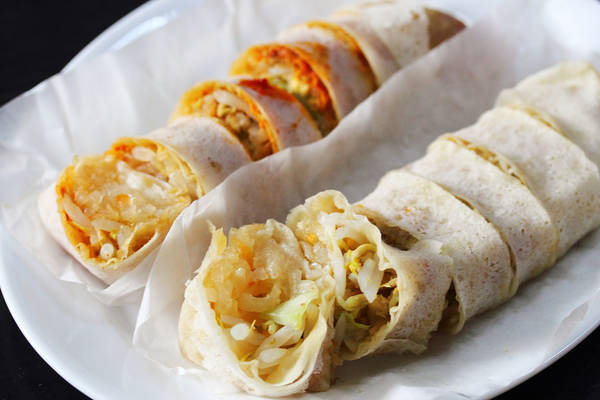 Món cuốn Popiah thanh mát ẩm thực Singapore