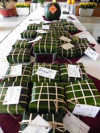 Khách Tây trổ tài gói bánh chưng ở Mũi Né