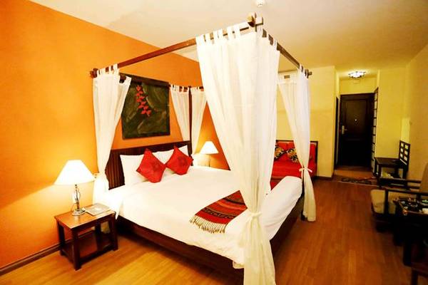 Phòng suite nhiều chi tiết kết hợp hài hoà giữa phong cách cổ điển và chút hiện đại.