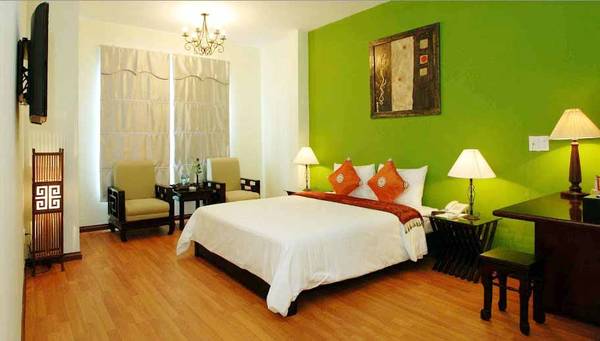 Phòng superior với 2 tông màu xanh và vàng