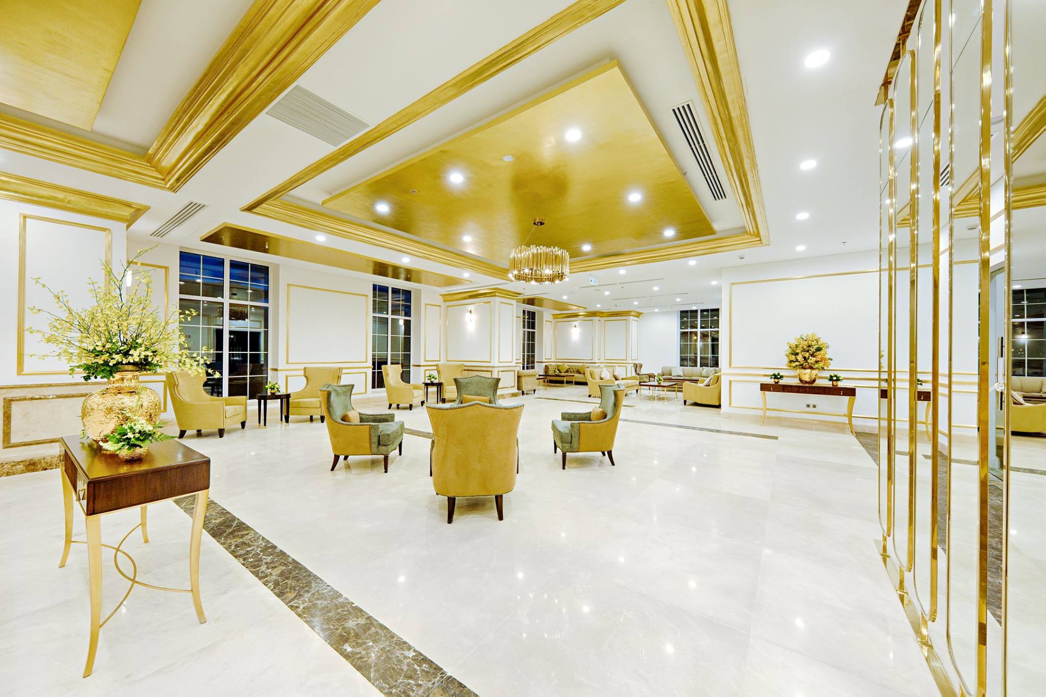 Chi tiết nội thất dát vàng tại sảnh khách sạn Golden Bay Đà Nẵng