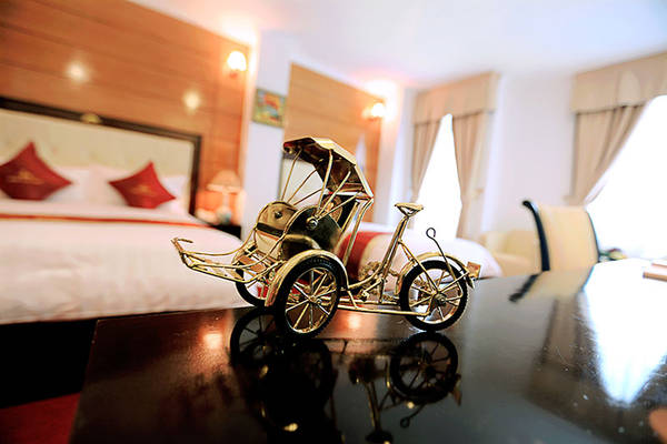 Biểu tượng xích lô vàng độc đáo tại sảnh khách sạn Golden Cyclo Hà Nội