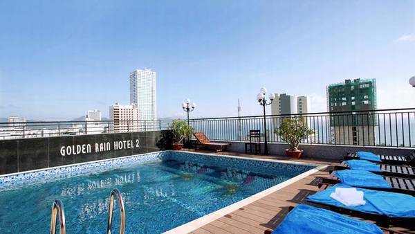 Hồ bơi vô cực thoáng đãng tại khách sạn Nha Trang Golden Rain 2