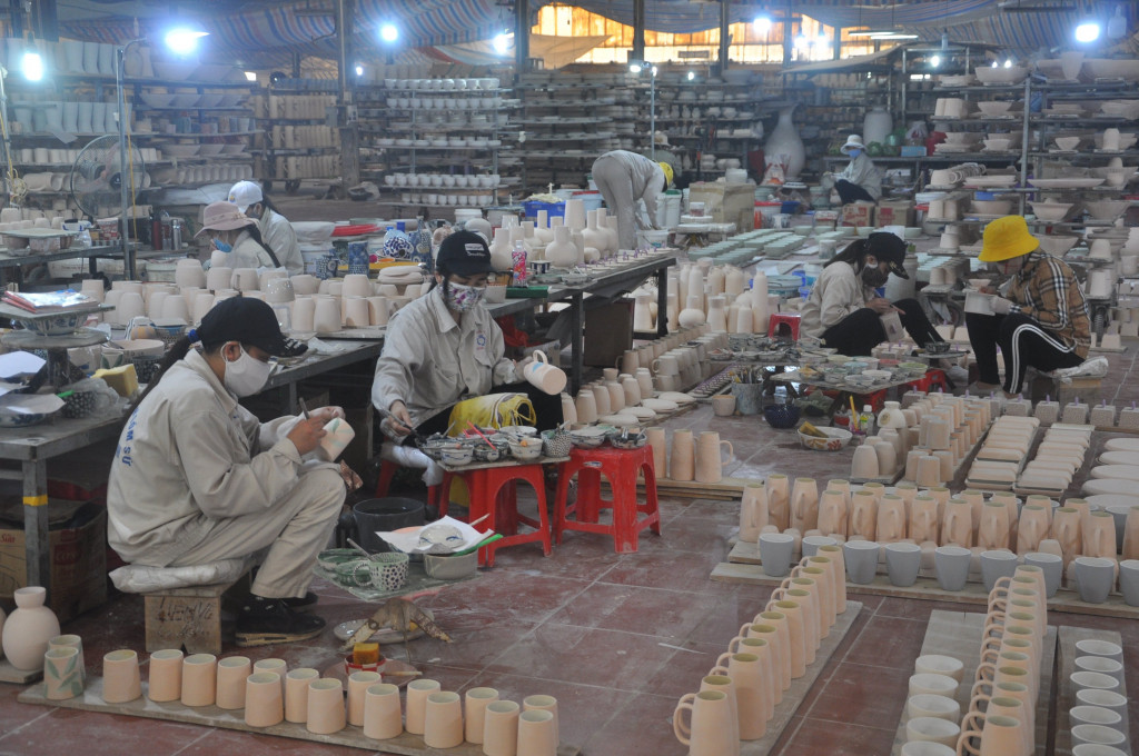 Làng gốm tạo công việc cho nhiều nhân công. Ảnh: Báo Quảng Ninh