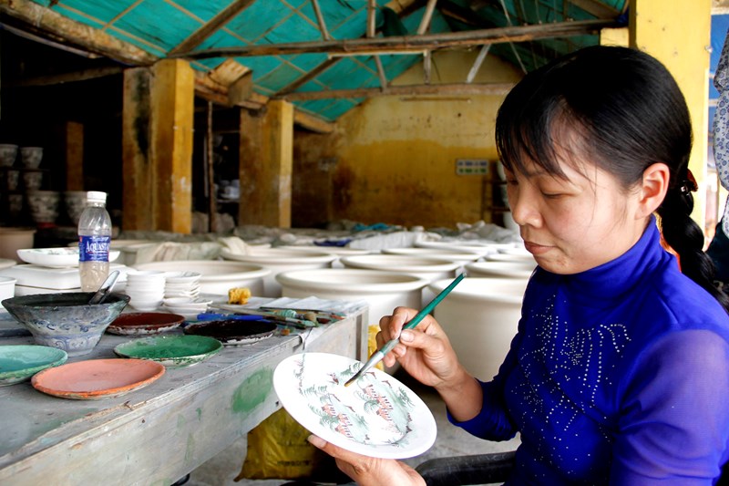 Vẽ hoa văn lên gốm sứ. Ảnh: langmoi.vn