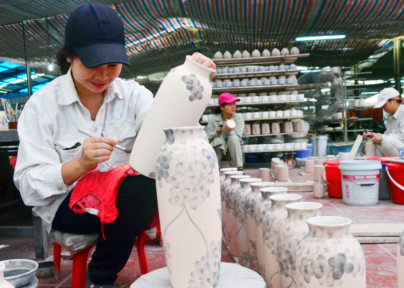 Vẽ hoa văn, tráng men. Ảnh: Báo Quảng Ninh