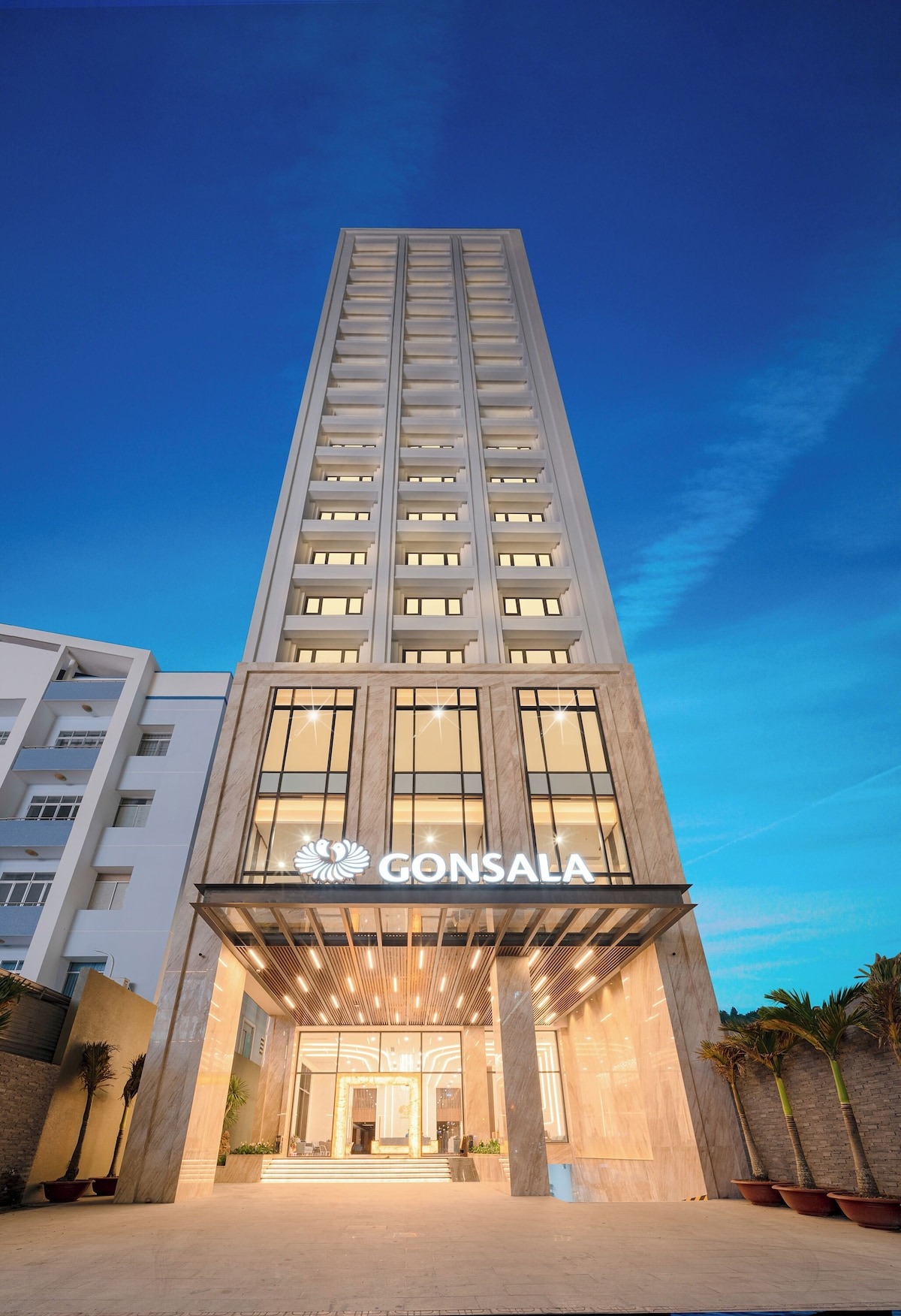 Toàn cảnh tòa nhà khách sạn Gonsala Nha Trang hiện đại