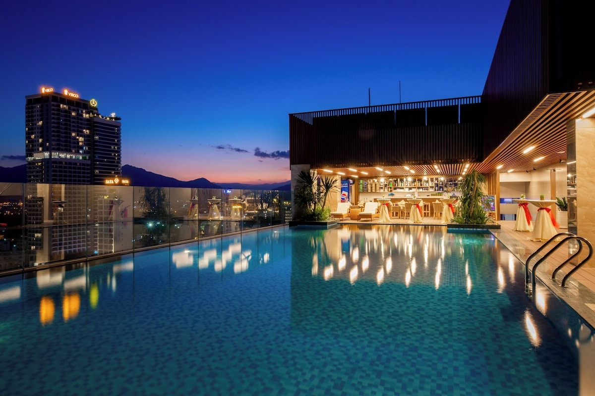 Bar bể bơi ngoài trời thoáng đãng tại khách sạn Gonsala Nha Trang