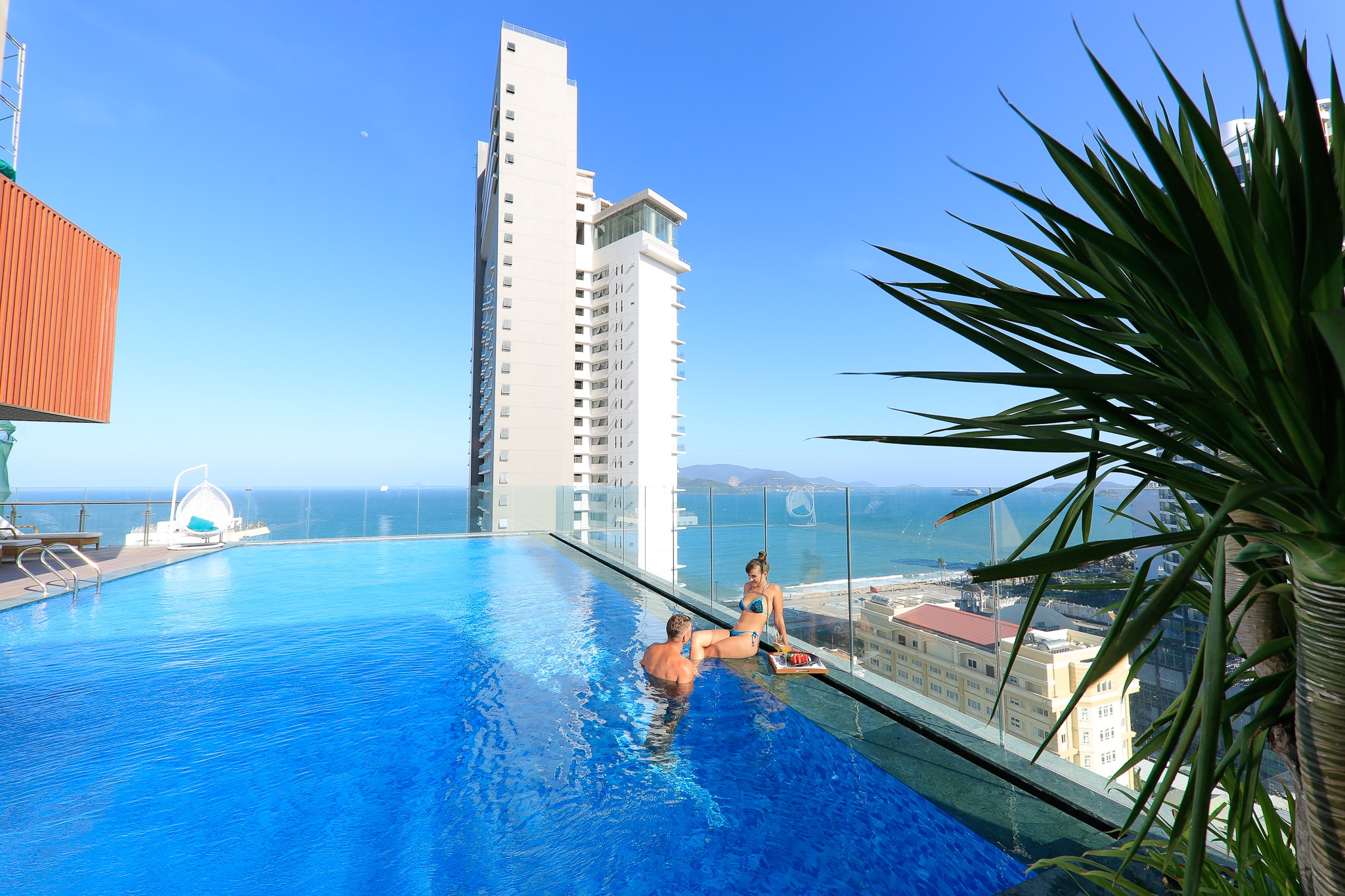 Hồ bơi vô cực sang chảnh tại khách sạn Gonsala Nha Trang