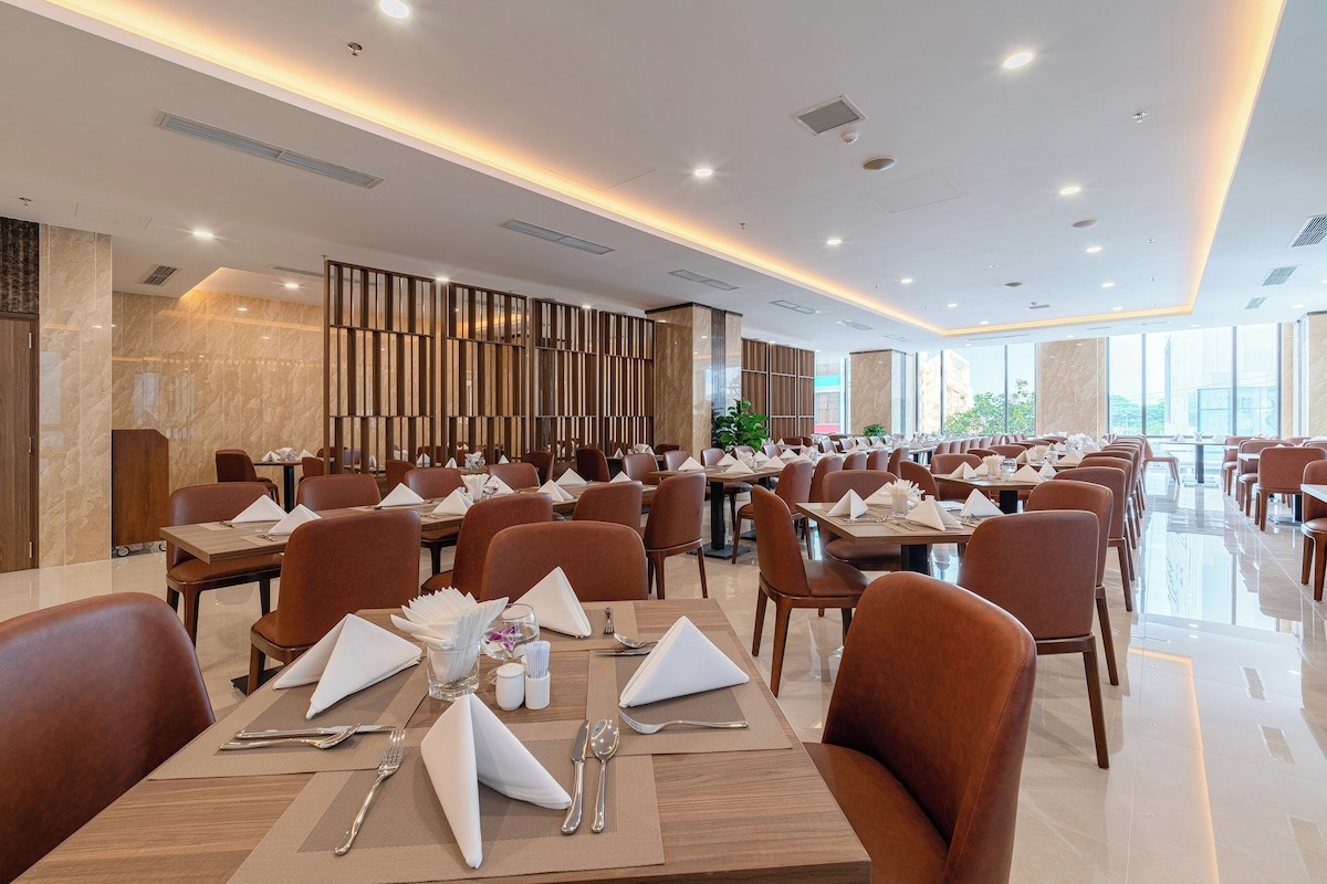Không gian nhà hàng sang trọng của khách sạn Gonsala Nha Trang