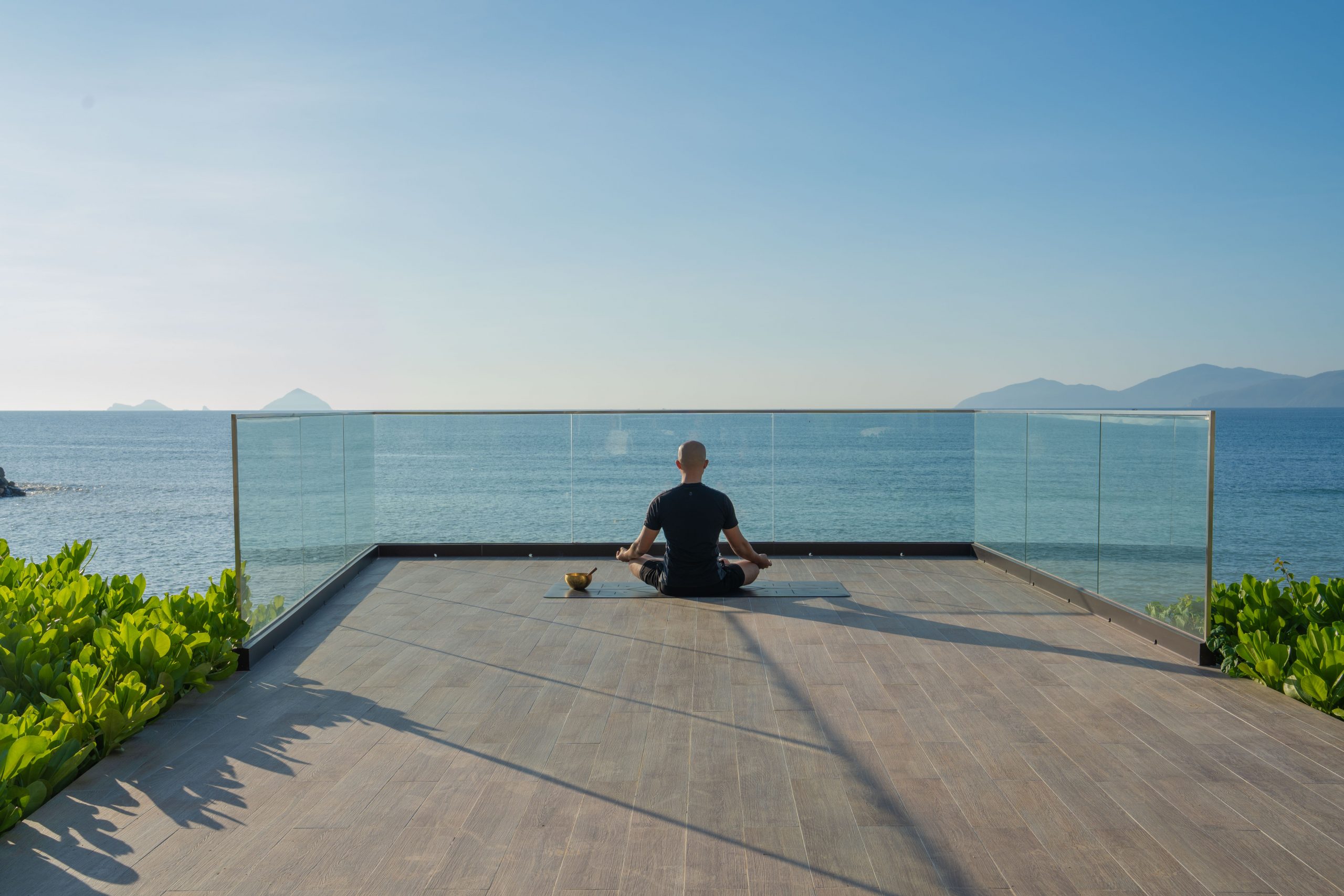 Trải nghiệm lớp học Yoga đón bình minh tại Gran Meliá Nha Trang