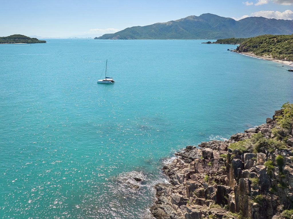 Khám phá vịnh biển bằng du thuyền riêng tại Gran Meliá Nha Trang