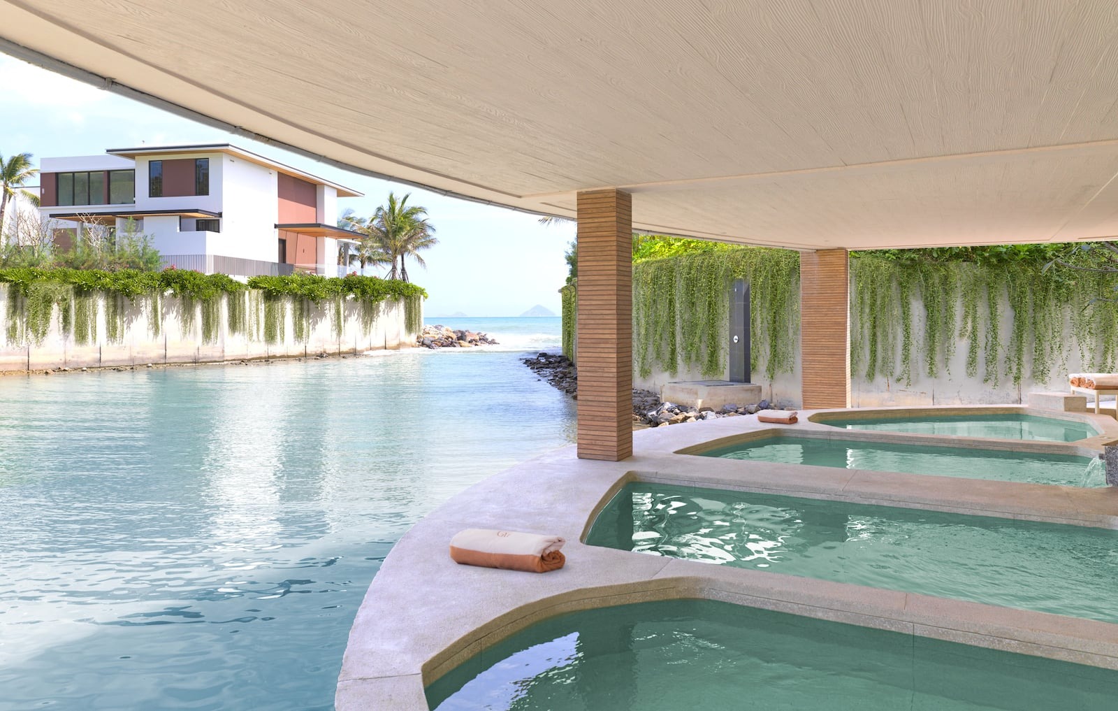 Bể bơi vô cực view biển tuyệt đẹp tại Gran Meliá Nha Trang