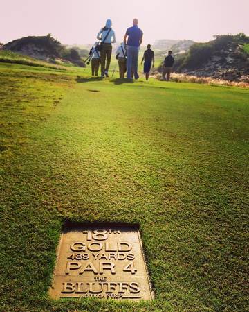 Không những có vị thế đẹp, được trang bị hiện đại mà sân golf The Bluffs tại The Grand Hồ Tràm Strip còn rất thu hút khách trong nước và quốc tế.