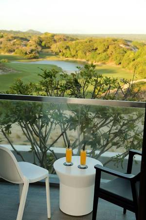 Điều độc đáo và đáng chú ý nhất tại The Bluffs chính là sân golf 18 lỗ kết hợp với nhau được thiết kế dựa trên địa hình thực tế của những đồi cát gợn sóng tự nhiên nằm cạnh biển. Các mặt bằng và mặt thoải của các đồi cát được tận dụng tối đa trồng cỏ và thiết kế hệ thống lỗ golf, nhưng giữa khu vực các lỗ vẫn đan xen là hệ thống rừng thấp tự nhiên và hồ nước. 