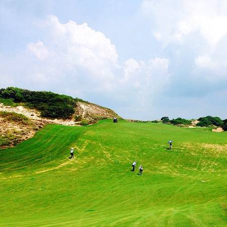 Thuộc khu nghỉ dưỡng phức hợp Hồ Tràm, sân golf The Bluffs là một trong số ít sân golf trên thế giới có sự thay đổi về độ cao đáng kể, giúp cho các golf thủ có những trải nghiệm khác nhau, đặc biệt là tầm nhìn của mắt khi đánh golf tới các lỗ.