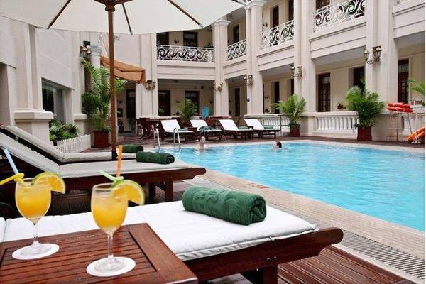 Hồ bơi của khách sạn