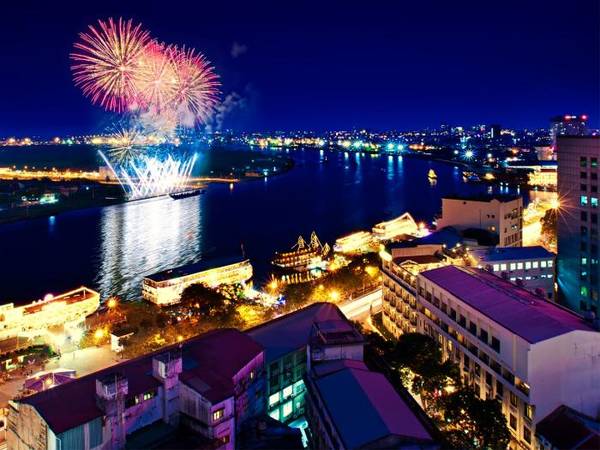 Vẻ đẹp lung linh của sông Sài Gòn nhìn từ ban công của khách sạn.