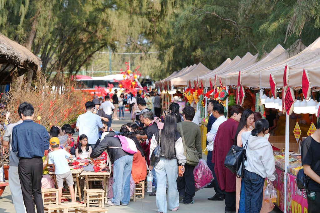Du khách tấp nập tham gia Green Paradise Tet Fest 2026