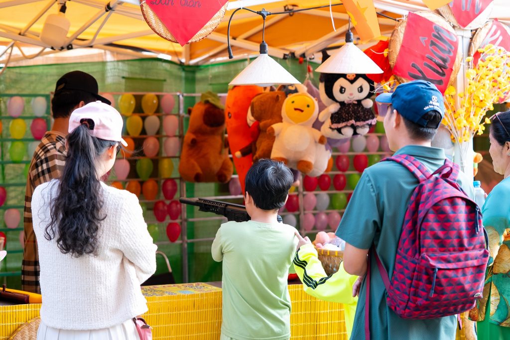 Trẻ em trải nghiệm vẽ chậu cây ngày xuân