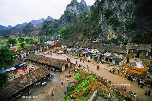 Phố cổ Đồng Văn nằm giữa thung lũng với bốn bề núi đá bao quanh. Điểm đến cổ kính, trầm mặc nhưng mang đậm nét văn hóa đặc sắc của miền núi đá Hà Giang, mà bất kỳ du khách nào một lần đến đây đều không thể bỏ qua. Ảnh: Viet Cuong