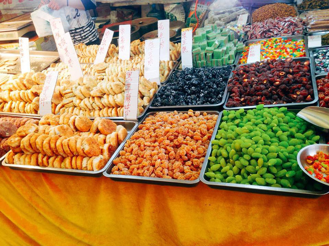 Hoa quả sấy và bánh kẹo đa dạng tại Hà Khẩu