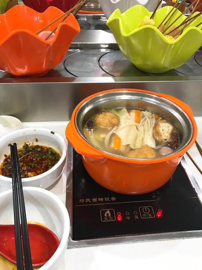 Lẩu nướng theo xiên tại Hà Khẩu