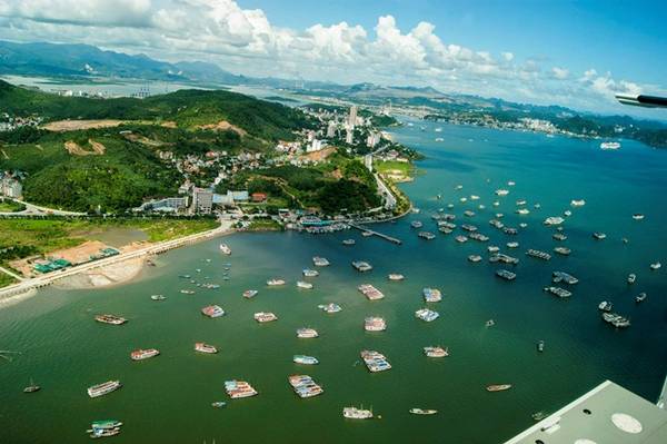 Bãi Cháy thơ mộng nằm uốn lượn bên bờ biển Hạ Long. Ảnh: Phạm Duy Long