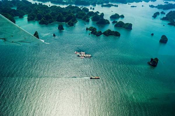 Vịnh Hạ Long còn là vùng đất mang trong mình những trang sử vẻ vang, hào hùng của dân tộc Việt Nam với những địa danh nổi tiếng như Vân Đồn, nơi có thương cảng cổ sầm uất vào thế kỷ thứ 12, có núi Bài Thơ lịch sử, và cách đó không xa là dòng sông Bạch Đằng, chứng tích của hai trận thuỷ chiến lẫy lừng của các thế hệ chống giặc ngoại xâm Ảnh: Phạm Duy Long