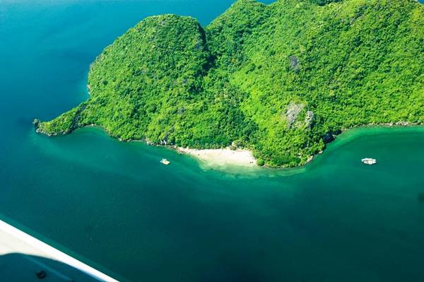 Với hai phi công trên một chuyến bay, các anh có thể thay nhau lái và chụp ảnh một cách thoải mái. Ảnh: Phạm Duy Long
