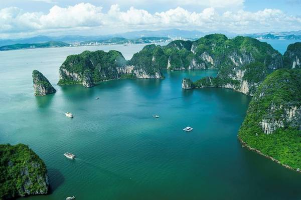 Vịnh Hạ Long nằm ở vùng Đông Bắc Việt Nam, là một phần phía tây Vịnh Bắc Bộ, bao gồm vùng biển của thành phố Hạ Long, thị xã Cẩm Phả và một phần của huyện đảo Vân Đồn. Phía tây nam giáp đảo Cát Bà, phía tây giáp đất liền với đường bờ biển dài 120 km. Ảnh: Phạm Duy Long